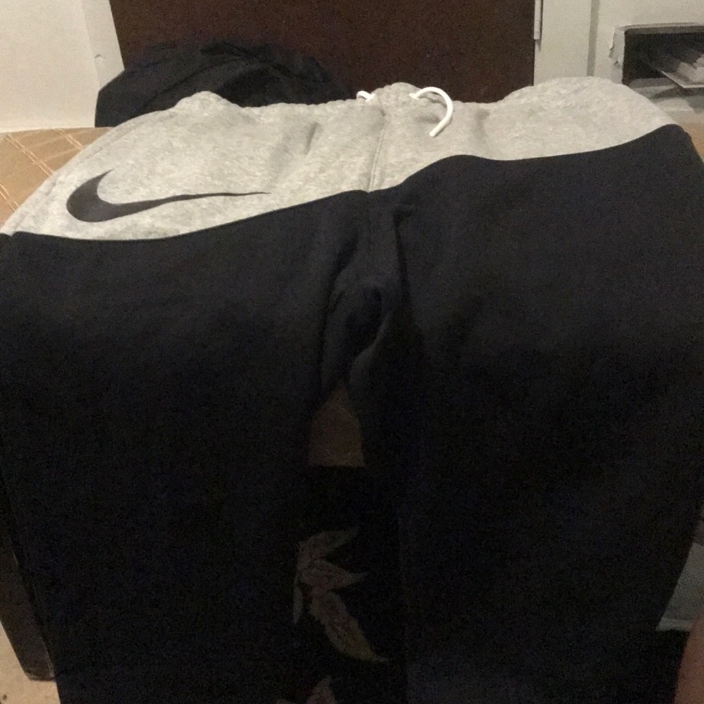 Nike Men’s Sweatpants, they don’t really fit me...